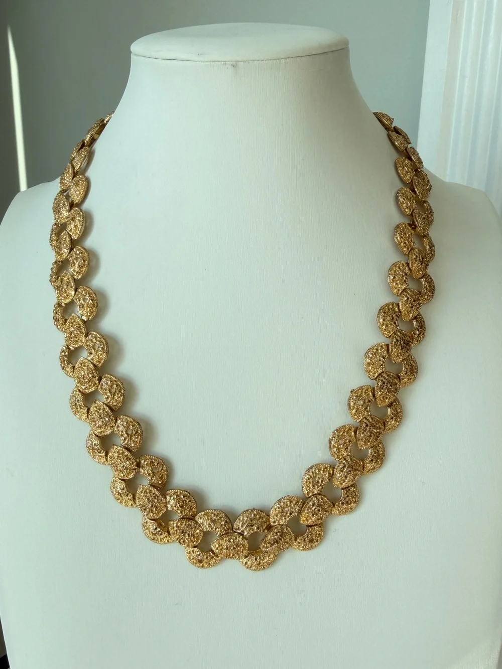 18” unmarked gold tone metal statement necklace
